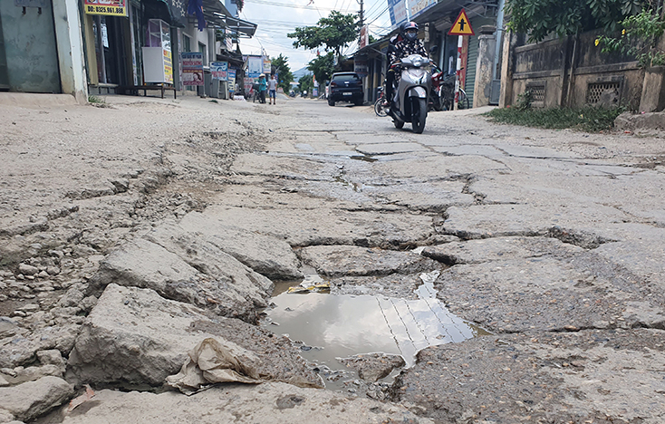 Nhiều ổ voi, ổ gà xuất hiện trên tuyến đường gây khó khăn cho người và phương tiện tham gia giao thông.
