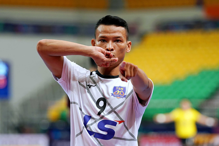 Thái Huy ăn mừng bàn gỡ 1-1 cho Thái Sơn Nam - Ảnh: TIỂU DŨNG