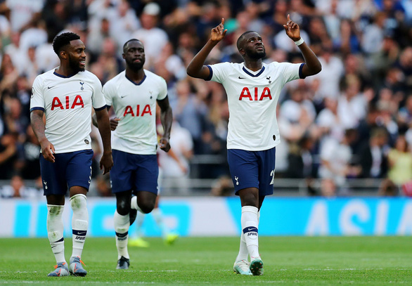 Ndombele (phải) ăn mừng bàn gỡ 1-1 cho Tottenham - Ảnh; REUTERS