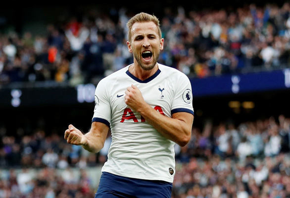 Niềm vui của Harry Kane sau khi ghi bàn vào lưới Aston Villa - Ảnh: REUTERS