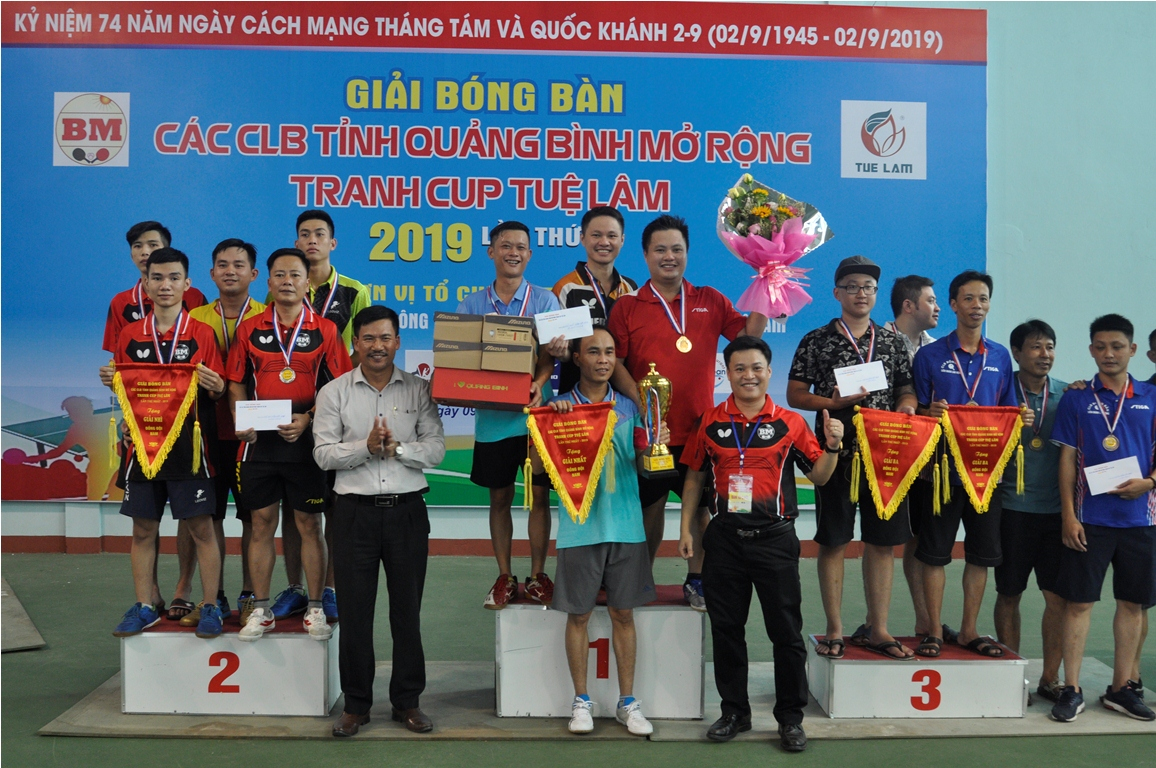 Ban tổ chức trao các giải nhất, nhì, ba ở nội dung đồng đội nam.
