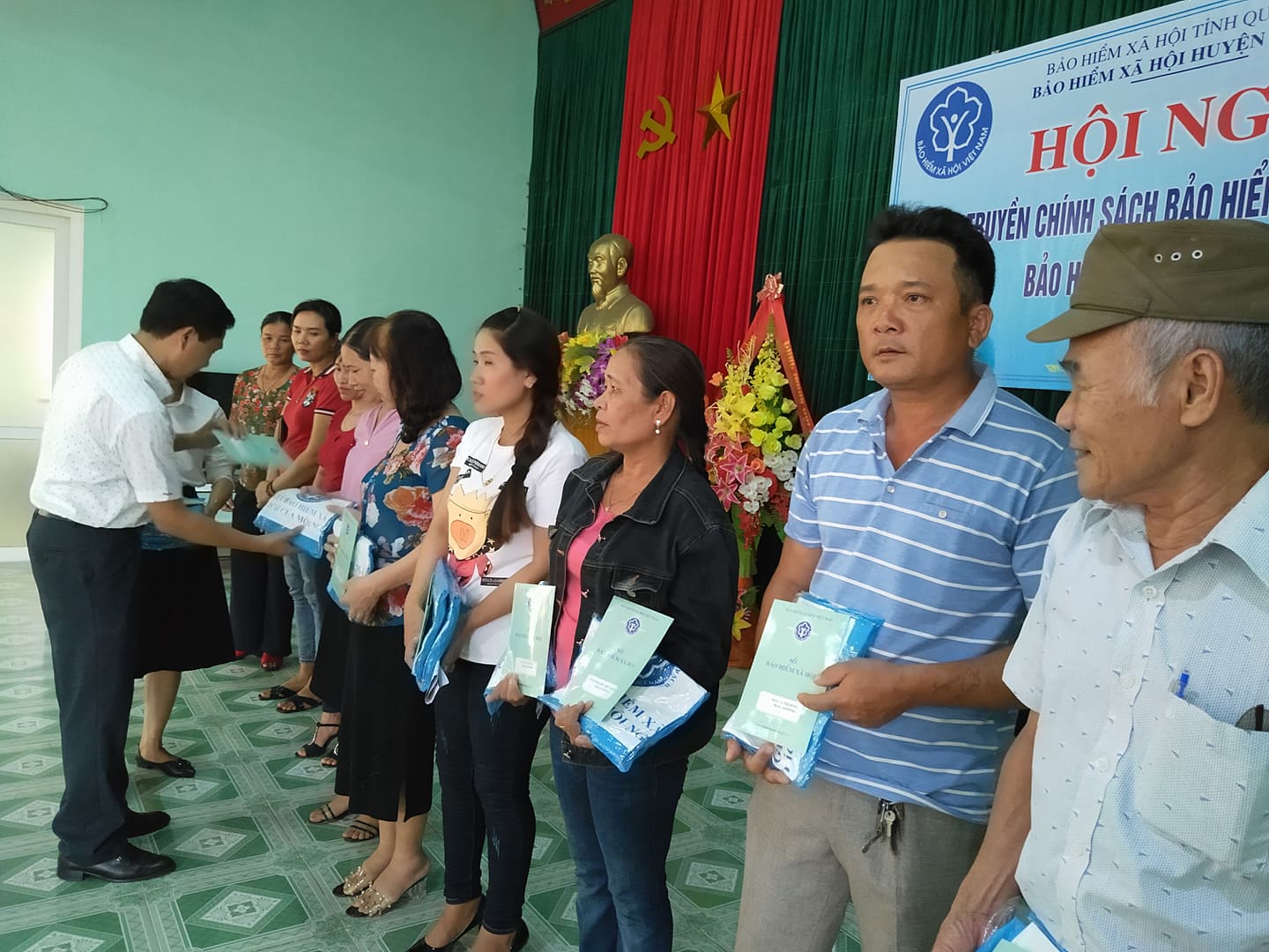 Ông Tam (thứ 2 bên phải) nhận 4 chiếc sổ BHXH sau khi đã đóng 120 triệu đồng 