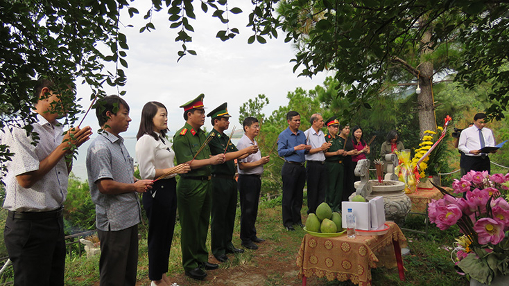 Các đồng chí lãnh đạo tỉnh dâng hương viếng mộ Đại tướng Võ Nguyên Giáp