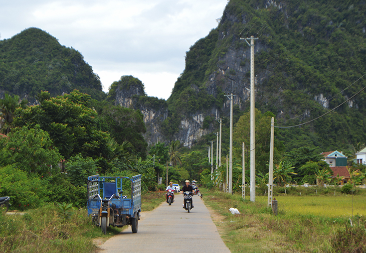 Đường về làng Sạt hôm nay.    