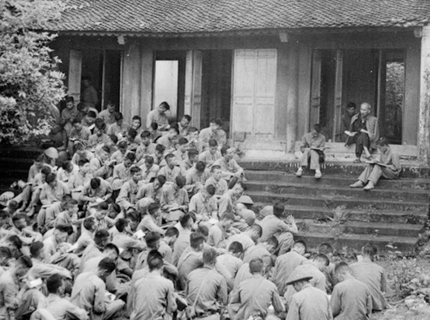 Chinh don Dang theo Di chuc Bac Ho: Bat dau tu cong tac can bo hinh anh 1Sinh thời, Chủ tịch Hồ Chí Minh khẳng định: “Muôn việc thành công hoặc thất bại, đều do cán bộ tốt hoặc kém.” (Ảnh tư liệu: TTXVN)