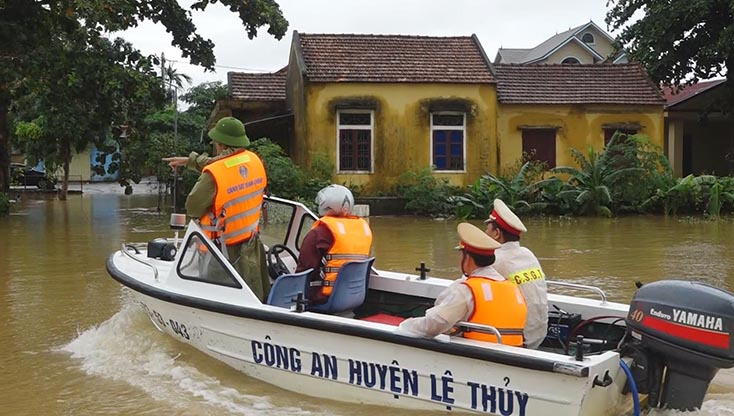 Đại tá Trần Hải Quân, Giám đốc Công an tỉnh chỉ đạo phương án chống lũ tại Lệ Thuỷ