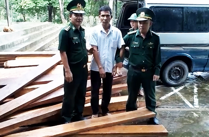 Đối tượng Đinh Tiến Thành cùng tang vật.