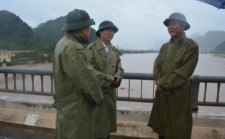 Kiểm tra tại xã Sơn Trạch, đồng chí Phó Bí thư Thường trực Tỉnh ủy lưu ý cấp ủy, chính quyền địa phương chủ động xử lý tình huống trước mọi diễn biến bất thường của thời tiết. 