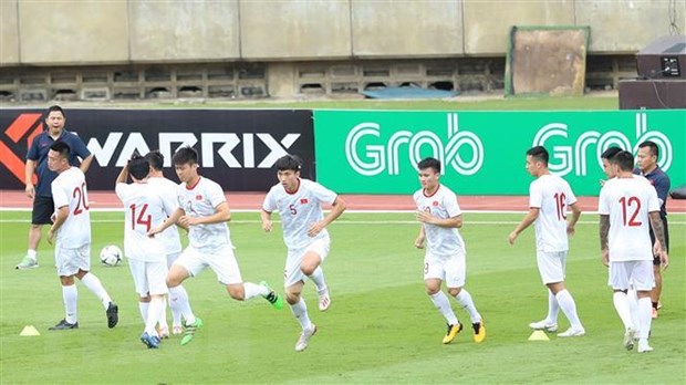 Các cầu thủ trong bài tập khởi động trên sân Thammasat. (Ảnh: Hoàng Linh/TTXVN)