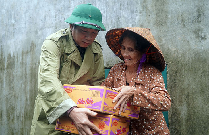 Đồng chí Bí thư Tỉnh ủy thăm hỏi, tặng quà cho các hộ dân