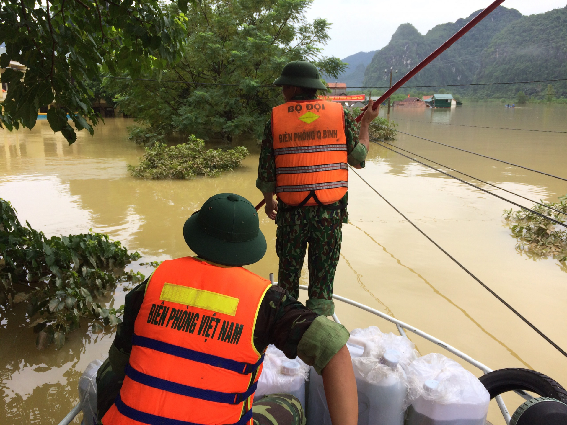 Đoạn đường nguy hiểm, BĐBP phải dùng chèo mới đi qua được