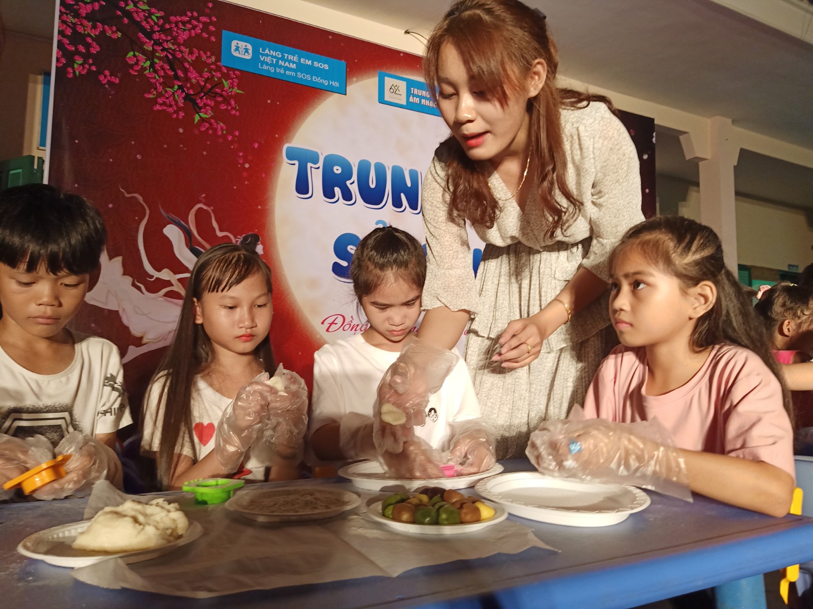 Phần thi làm bánh trung thu đầy ý nghĩa của các em tại đêm lễ hội  