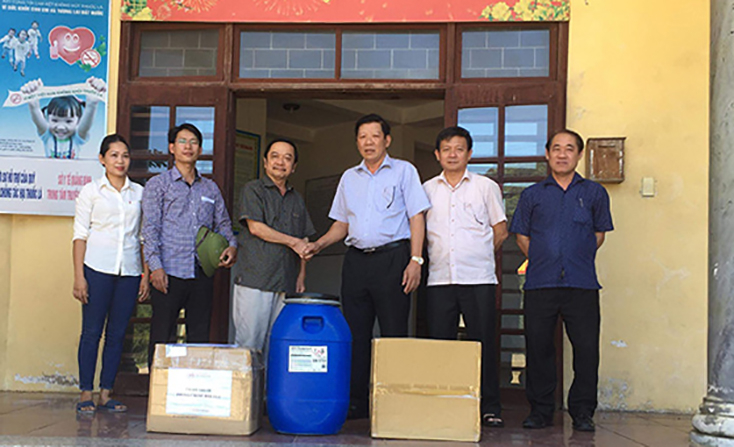 Ngành y tế trao thuốc, hóa chất phòng chống dịch bệnh cho Trung tâm Y tế Minh Hóa