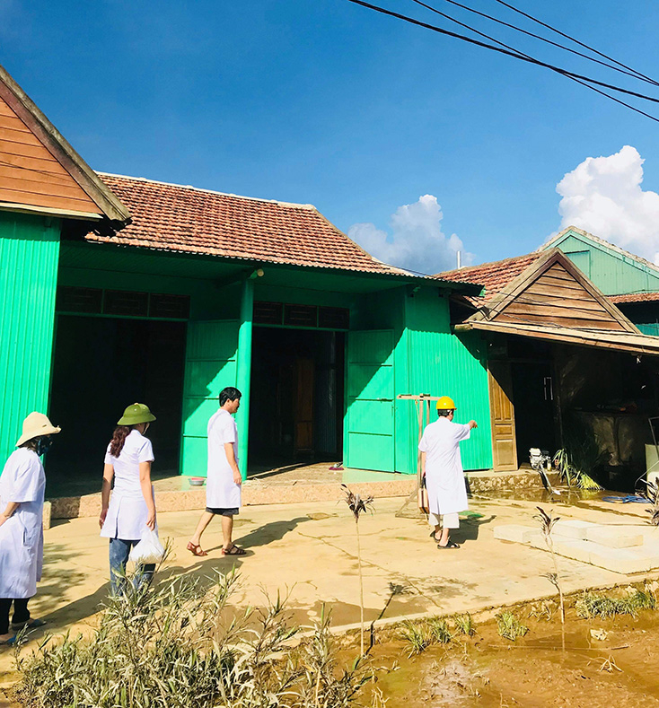 Cán bộ y tế đến các địa bàn bị trọng điểm của lũ lụt để triển khai các hoạt động phòng chống dịch bệnh