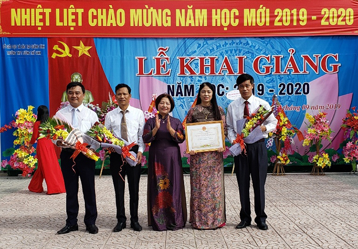 Đồng chí Nguyễn Thị Thanh Hương, Phó Chủ tịch Thường trực HĐND tỉnh trao bằng khen đơn vị thi đua xuất sắc cấp tỉnh cho tập thể Trường THPT Lương Thế Vinh.