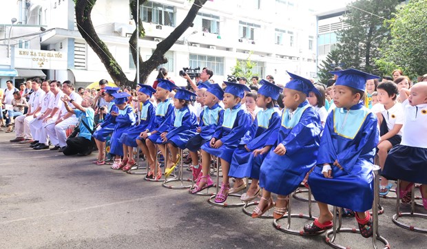 Các bệnh nhi trong ngày khai giảng. (Ảnh: Đinh Hằng/TTXVN)