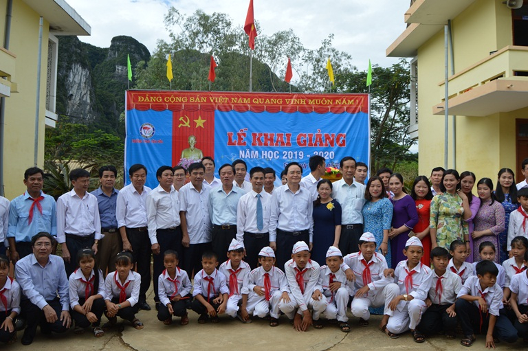 Đoàn công tác của Bộ GD -ĐT chuoj ảnh lưu niệm với thầy và trò Trường THCS Tân Hóa.