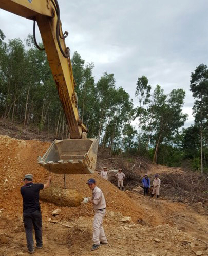 Quả bom được lực lượng chức năng di dời đến vị trí an toàn trước khi hủy nổ.