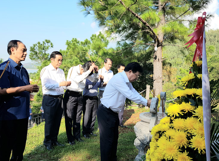 Đồng chí Phó Thủ tướng Trịnh Đình Dũng dâng hương viếng mộ Đại tướng Võ Nguyên Giáp tại xã Quảng Đông (Quảng Trạch). 