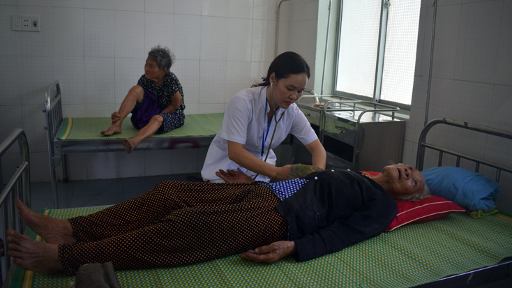 Khám và cấp phát thuốc miễn phí sau lũ lụt cho người dân xã Mai Hóa