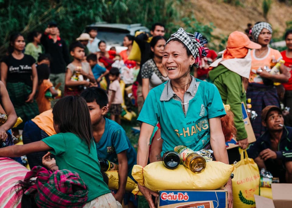 Những phần quà từ các đoàn từ thiện, nhà hảo tâm đã san sẻ kịp thời những khó khăn của người dân vùng lũ Minh Hóa.