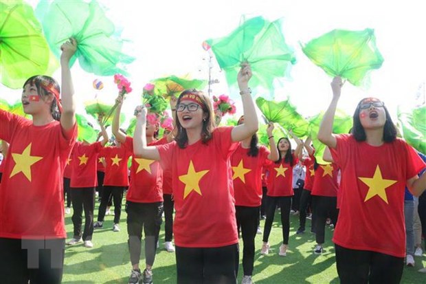 Hàng nghìn cổ động viên cổ vũ cho em Trần Thế Trung. (Ảnh: Bích Huệ/TTXVN)