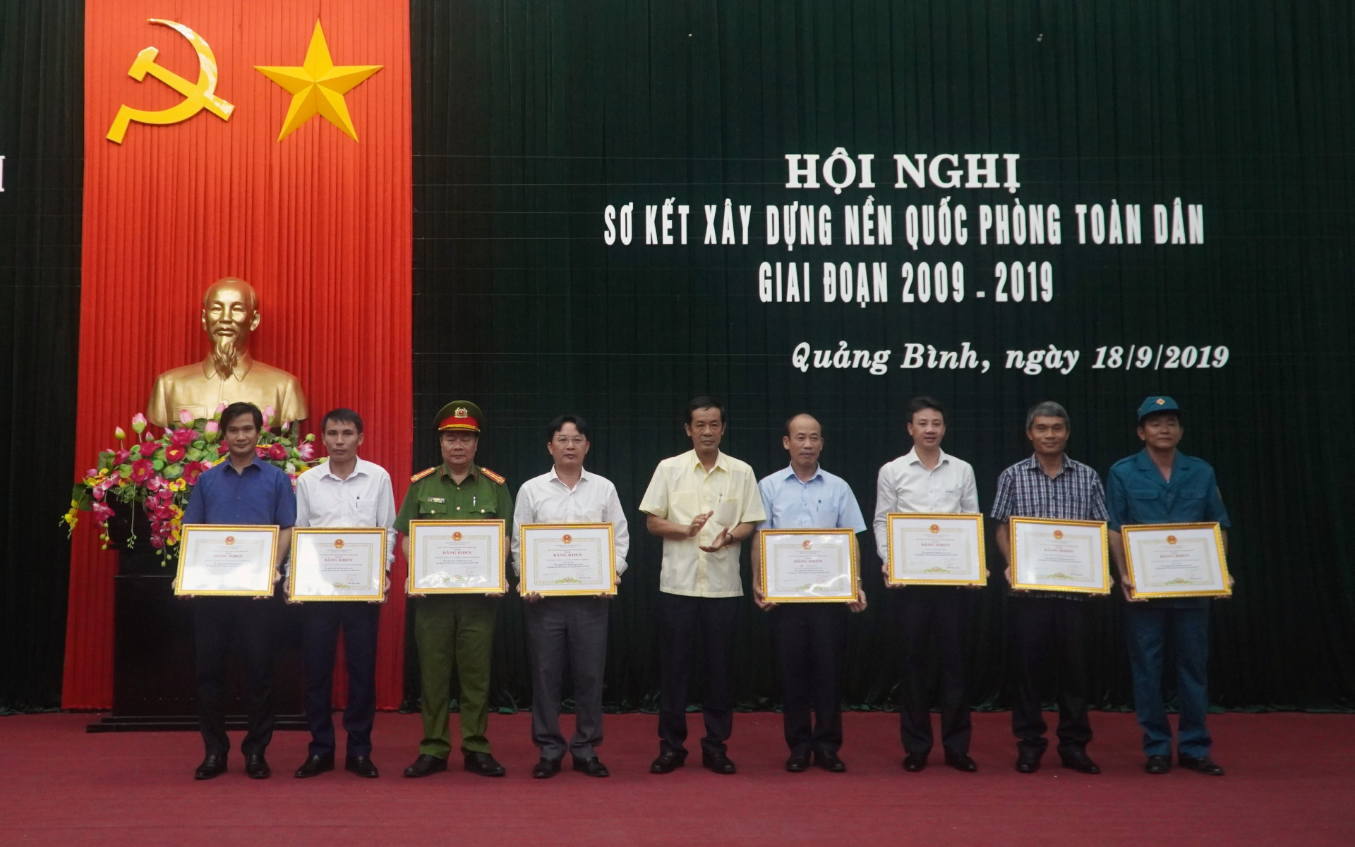 Đồng chí Chủ tịch UBND tỉnh Trần Công Thuật trao Bằng khen của UBND tỉnh cho các tập thể và cá nhân