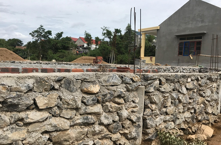 Phần móng nhà mẫu giáo mà linh mục Nguyễn Lượng chỉ đạo giáo dân xây dựng trái phép trên vùng đất do UBND xã Tiến Hóa quản lý.