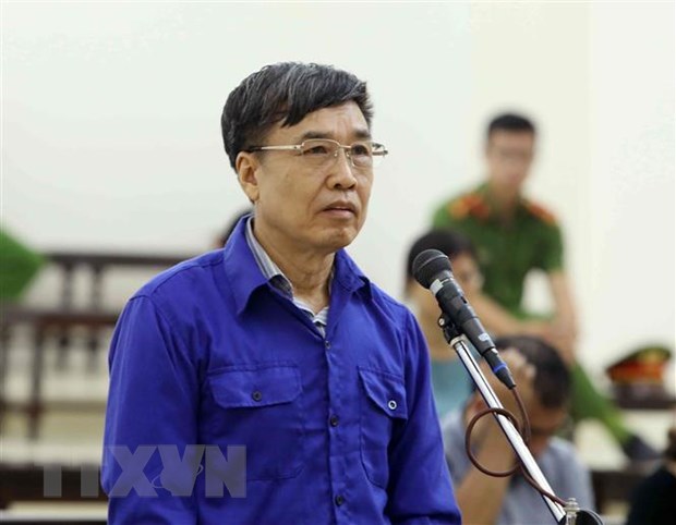 Bị cáo Lê Bạch Hồng (sinh năm 1954, nguyên Thứ trưởng Bộ Lao động-Thương binh và Xã hội, nguyên Tổng Giám đốc Bảo hiểm Xã hội Việt Nam) khai báo lý lịch. (Ảnh: Văn Điệp/TTXVN)