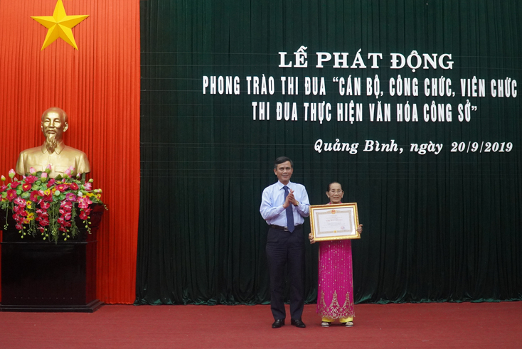 Thừa ủy quyền của Chủ tịch nước đồng chí Trần Thắng, Phó Bí thư Thường trực Tỉnh ủy trao danh hiệu Nghệ nhân nhân dân cho bà Phạm Thị Niếu ở xã Nhân Trạch, huyện Bố Trạch.