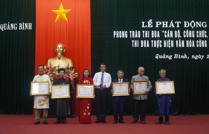 Trao danh hiệu Nghệ nhân ưu tú.