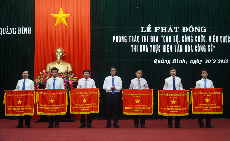 Trao Cờ thi đua của Chính phủ cho 6 tập thể.