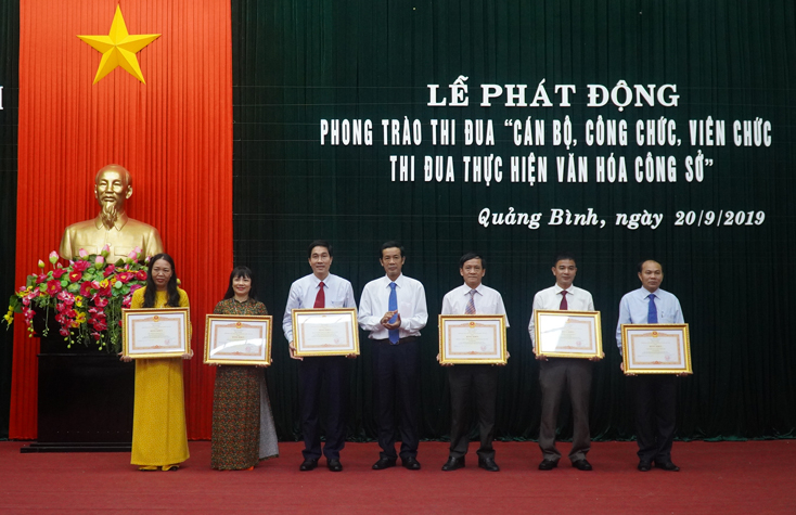 Trao bằng khen của Thủ tướng Chính phủ cho các tập thể.