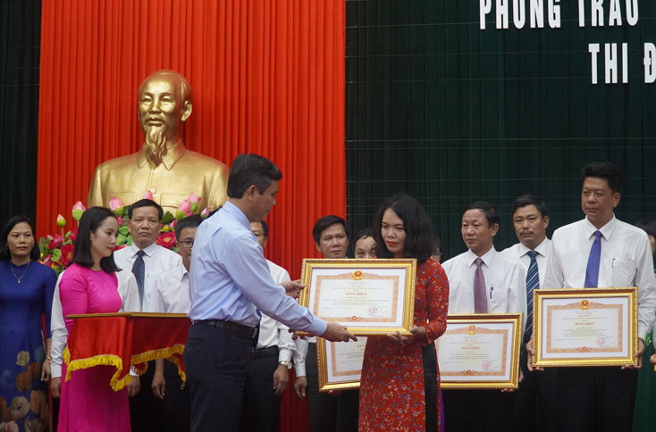 Trao bằng khen của Thủ tướng Chínhh phủ cho các cá nhân có thành tích xuất sắc trong năm 2018.