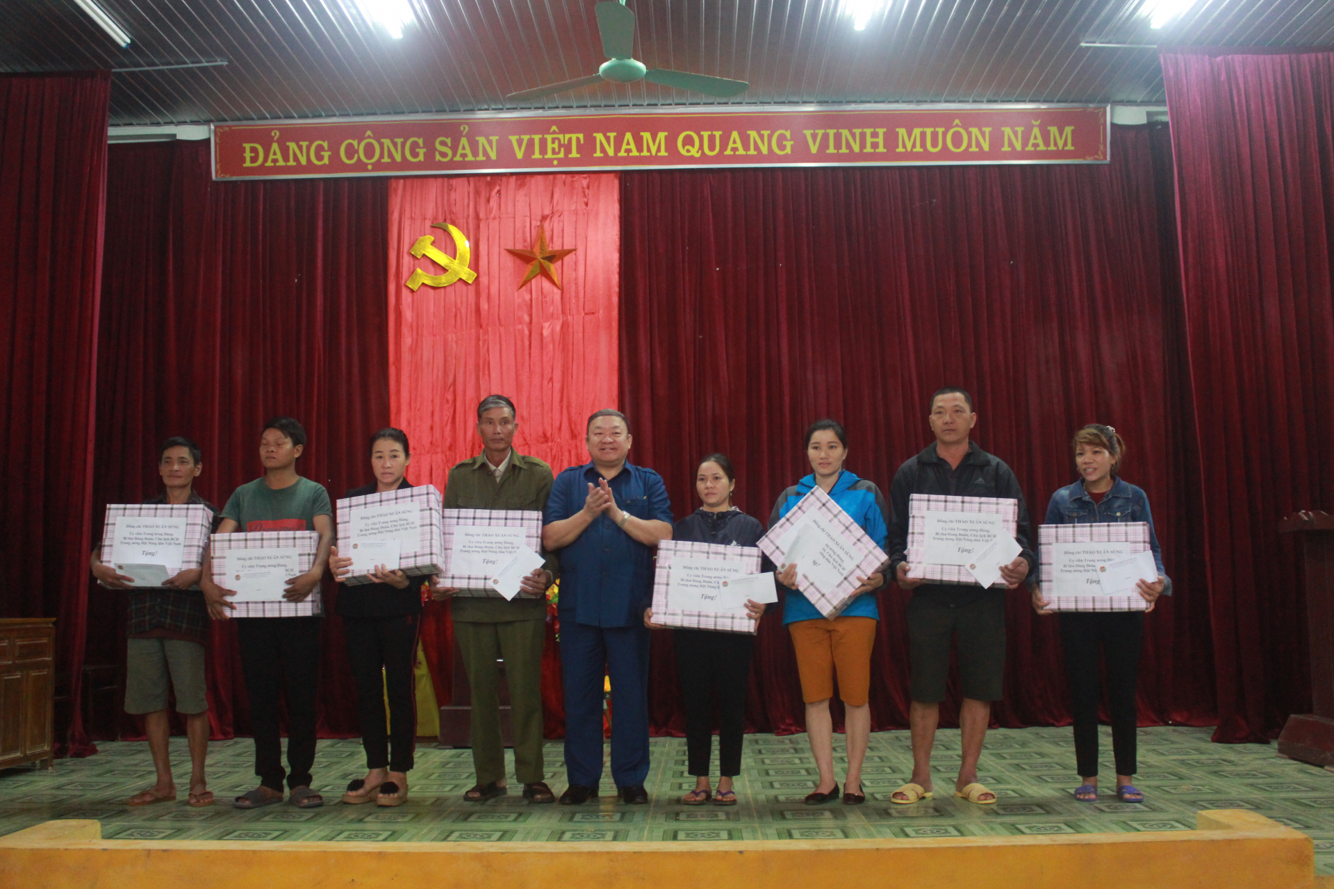Đồng chí Sùng Xuân Thảo, Chủ tịch Trung ương Hội Nông dân Việt Nam tặng quà cho các hộ nông dân xã Tân Hóa, huyện Minh Hóa