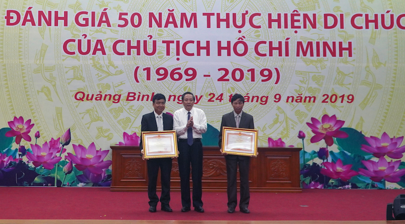 Đồng chí Bí thư Tỉnh uỷ trao Bằng khen của Thủ tướng Chính phủ cho các tập thể và cá nhân