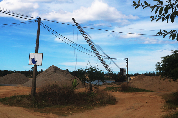 Một điểm tập kết cát sỏi ven sông Nhật Lệ, đoạn ngang qua xã Lương Ninh, huyện Quảng Ninh.     