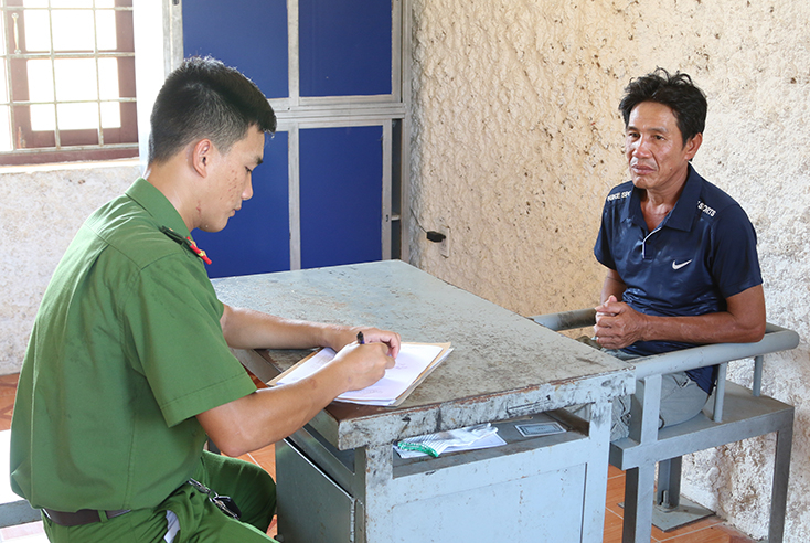 Đối tượng Trần Văn Thùy tại cơ quan Công an.