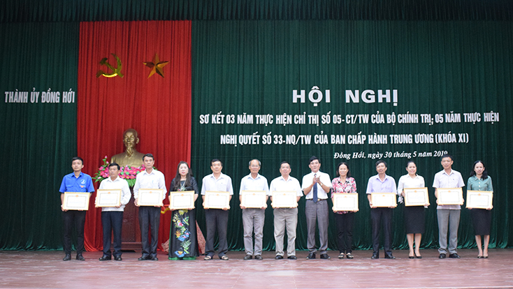 TP. Đồng Hới tích cực đẩy mạnh các cuộc vận động, phong trào thi đua, qua đó, chọn lọc quần chúng ưu tú, tạo nguồn kết nạp Đảng.