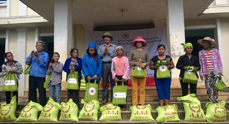 Đồng chí Trưởng ban Dân vận Tỉnh ủy Nguyễn Công Huấn tặng quà cho đồng bào dân tộc thiểu số xã Dân Hóa, huyện Minh Hóa.