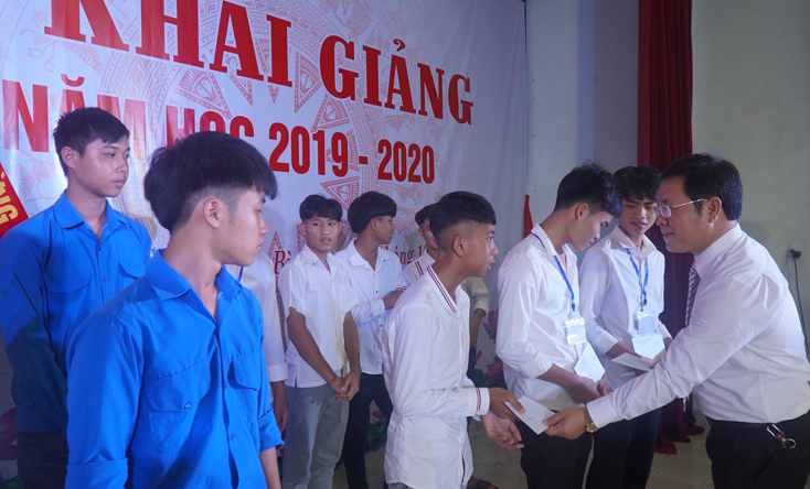 Các HSSV nghèo được hỗ trợ chi phí học tập năm học 2019-2020. 