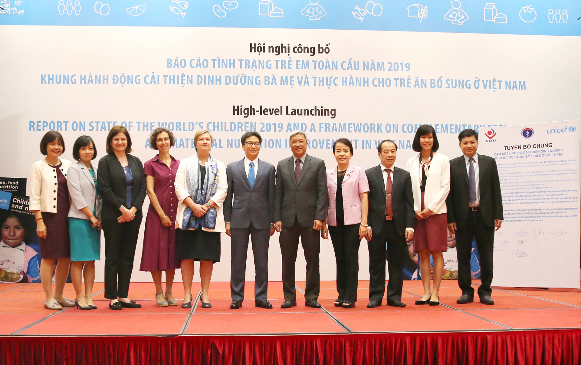 Phó Thủ tướng Vũ Đức Đam cùng các đại biểu dự hội nghị.
