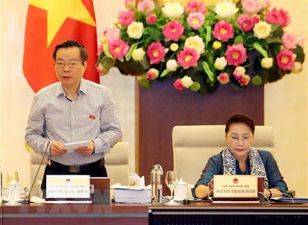 Phó Chủ tịch Quốc hội Phùng Quốc Hiển điều hành phiên họp. (Ảnh: Trọng Đức/TTXVN)