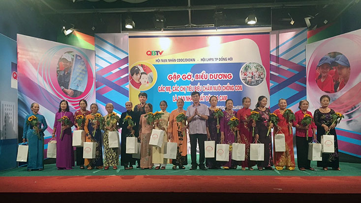 Đại diện lãnh đạo thành phố Đồng Hới trao quà cho các gia đình nạn nhân chất độc da cam trên địa bàn.