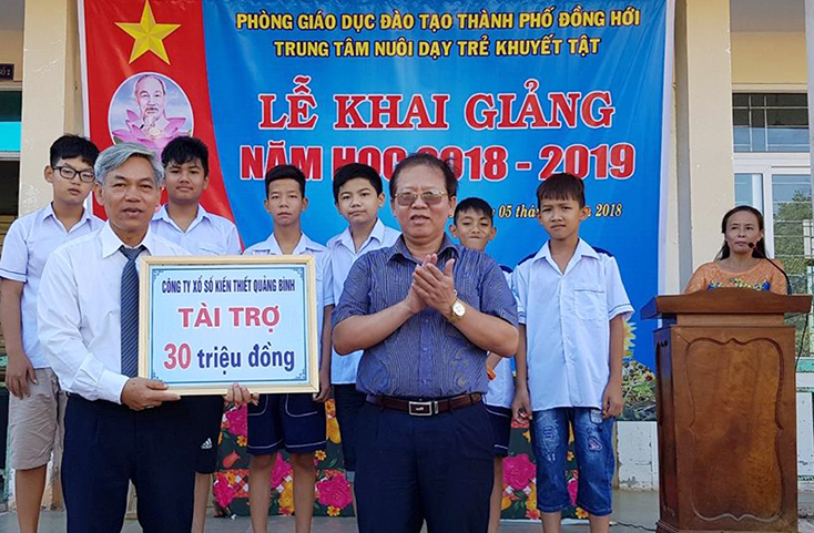 Lãnh đạo Công ty TNHH MTV Xổ số kiến thiết Quảng Bình trao biển tượng trưng hỗ trợ 30 triệu đồng cho Trung tâm Nuôi dạy trẻ khuyết tật Đồng Hới.