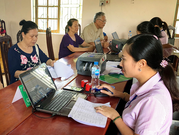 PGD NHCSXH huyện Lệ Thủy nỗ lực nâng cao chất lượng công tác giao dịch với khách hàng tại các điểm giao dịch xã.