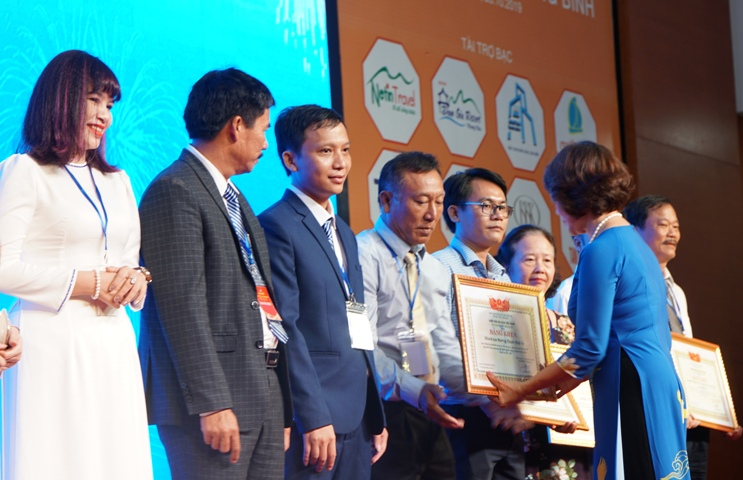 Đại diện lãnh đạo Hiệp hội Du lịch Việt Nam trao Bằng khen cho các tập thể, cá nhân có nhiều đóng góp cho hoạt động kinh doanh du lịch Quảng Bình.