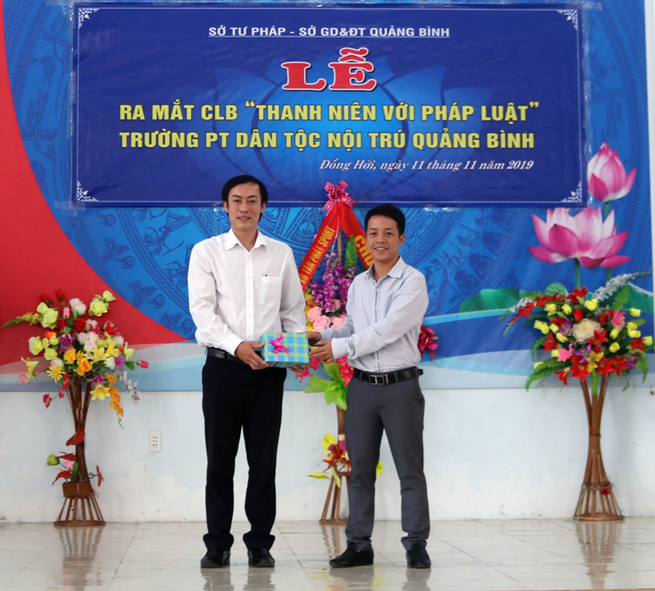 Đại diện Sở Tư pháp tặng sách pháp luật mới đã được Quốc hội thông qua cho CLB  
