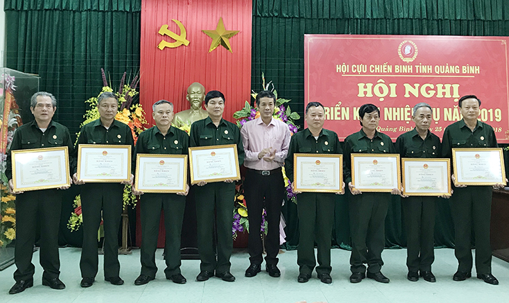 Đồng chí Trần Công Thuật, Phó Bí thư Tỉnh ủy, Chủ tịch UBND tỉnh, Trưởng đoàn đại biểu Quốc hội tỉnh trao bằng khen của UBND tỉnh cho các tập thể, cá nhân CCB có thành tích xuất sắc trong phong trào thi đua năm 2018. 