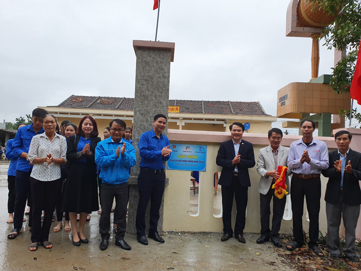 Các đại biểu tháo băng khánh thành công trình tu bổ, tôn tạo Di tích lịch sử Tiếng trông Ninh Châu và công trình